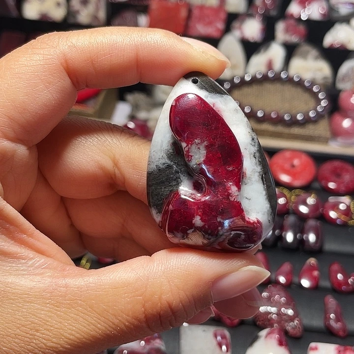 天然辰砂原石晶体吊坠