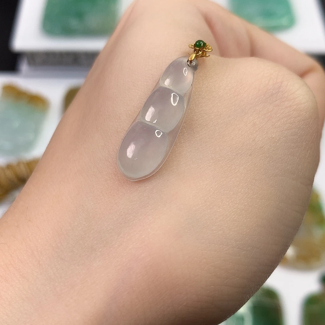 翡翠18K金镶嵌颈饰福豆