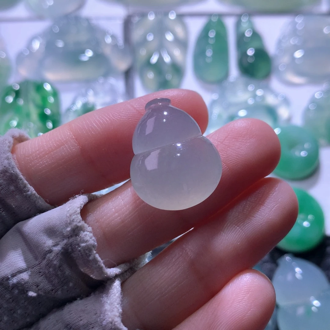 翡翠未镶嵌颈饰葫芦