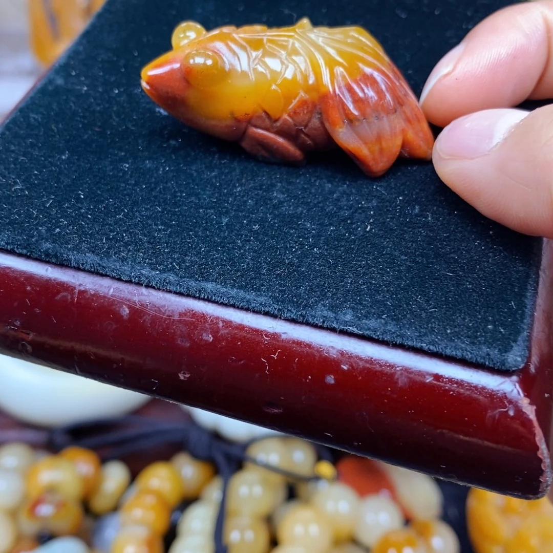 石英质玉（黄龙玉）颈饰未镶嵌