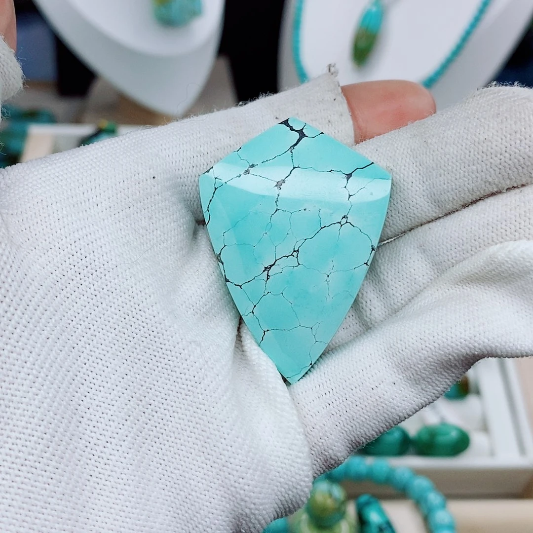 l***e绿松石未镶嵌颈饰