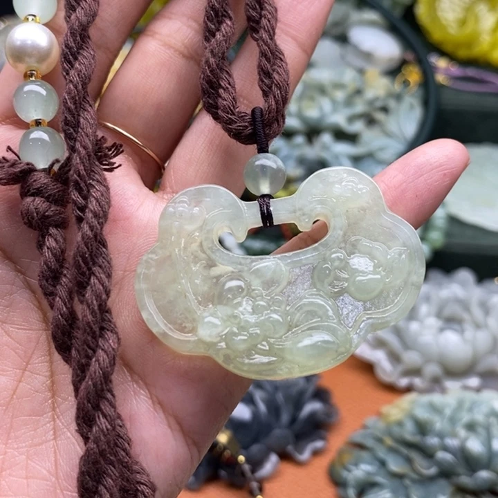 蛇纹石玉未镶嵌吊坠