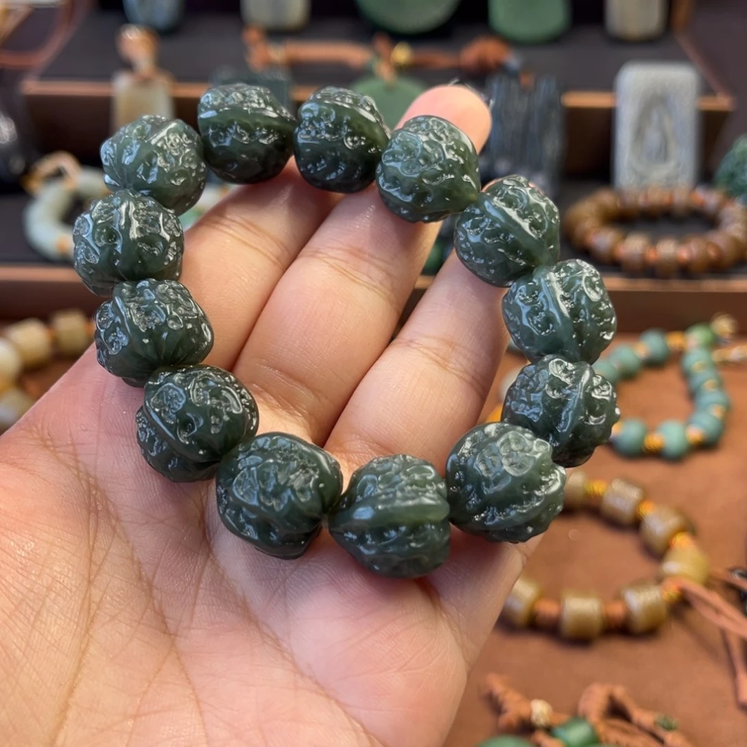 和田玉颈饰未镶嵌三***点