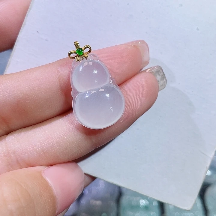翡翠18K金镶嵌颈饰葫芦
