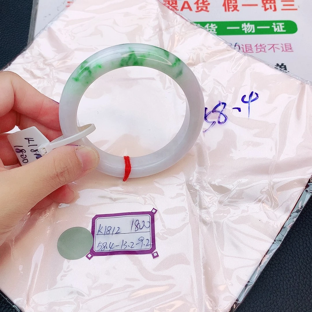 翡翠手镯未镶嵌翡翠