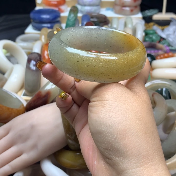 石英质玉手镯未镶嵌依*