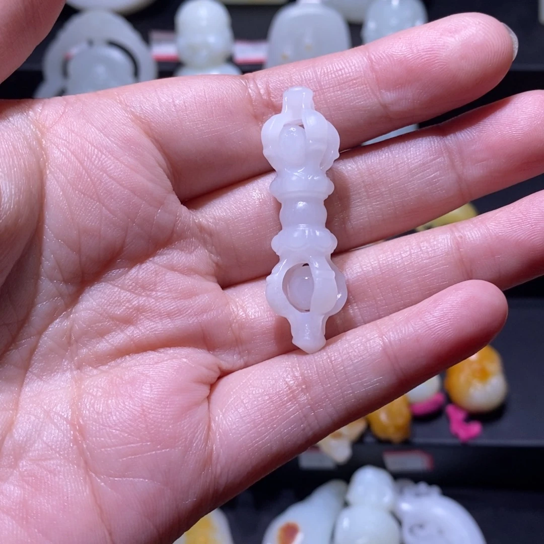 过***烟和田玉未镶嵌颈饰