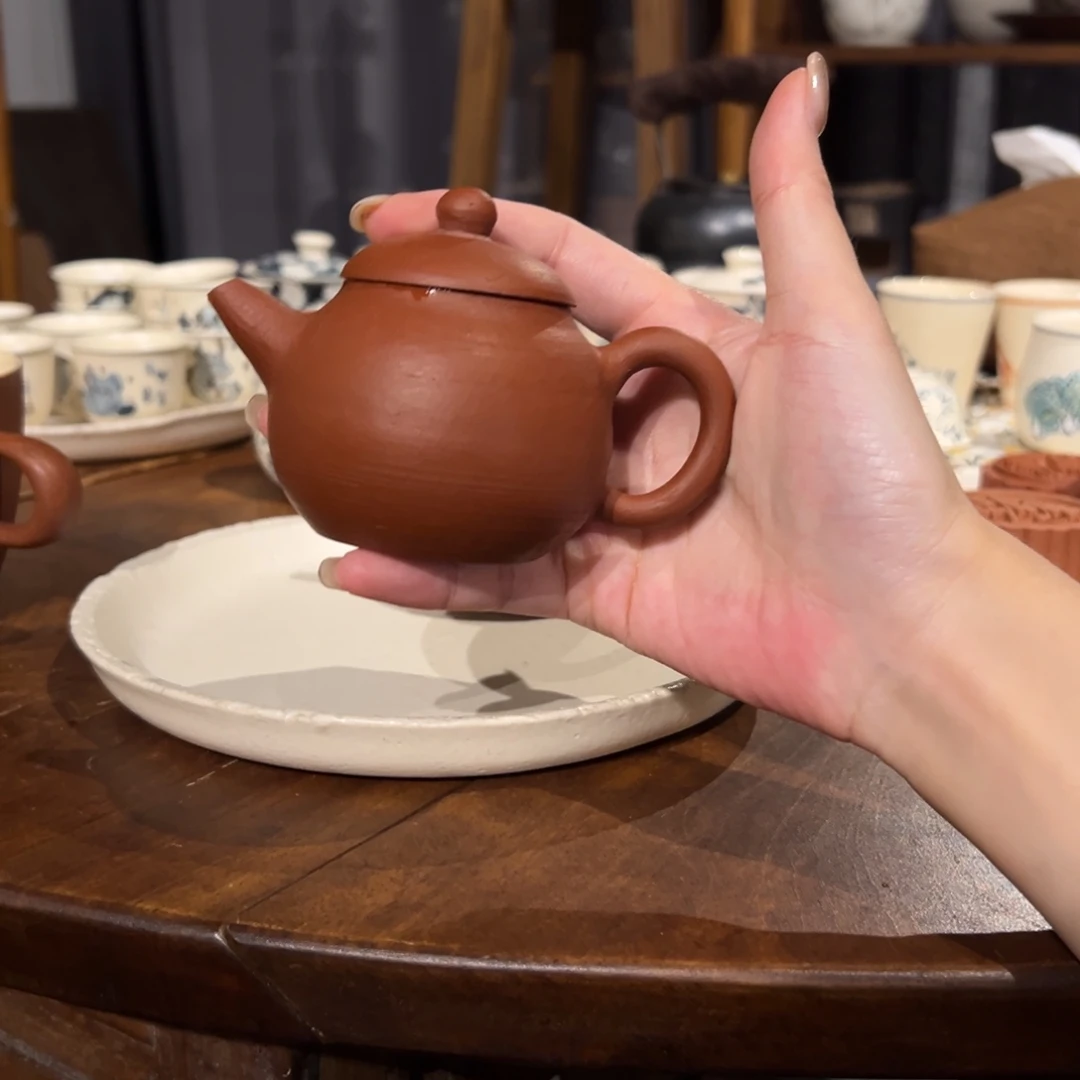 瓷片陶瓷。        陶瓷。
