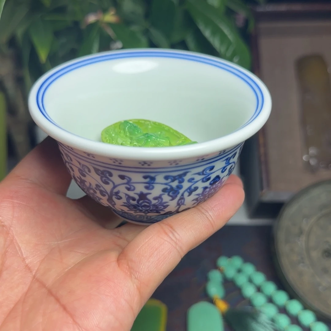 碗青花缠枝花卉图案