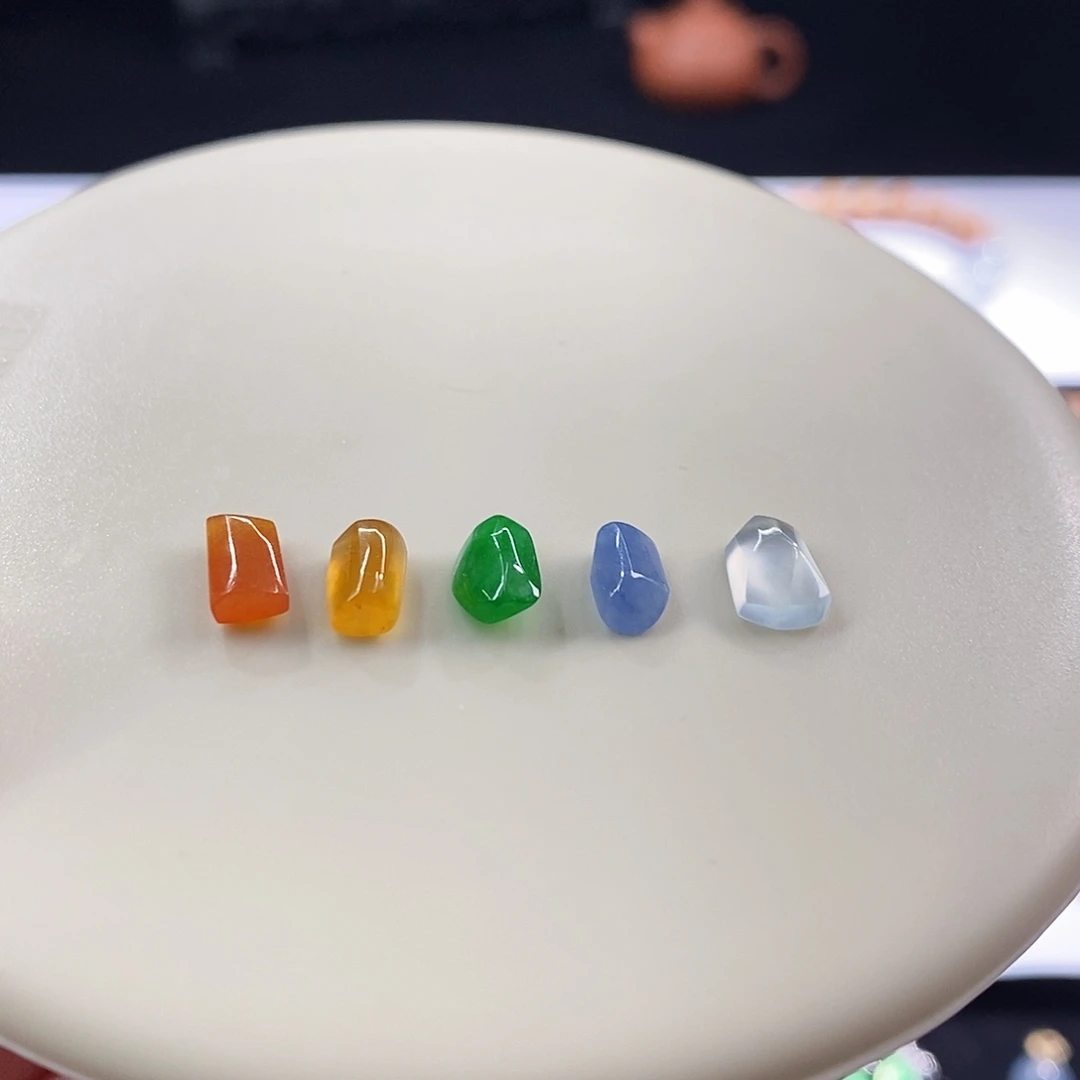 颈饰未镶嵌翡翠一手五彩随形
