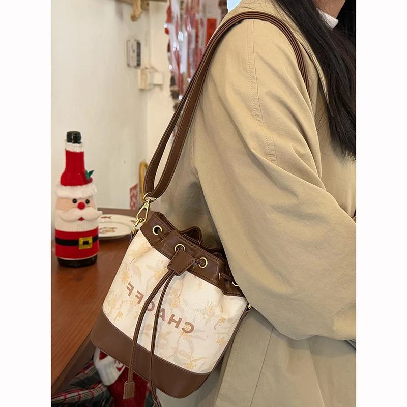 周边同款水桶包包女2024新款秋冬暖调小众抽绳束口通勤单肩斜挎包