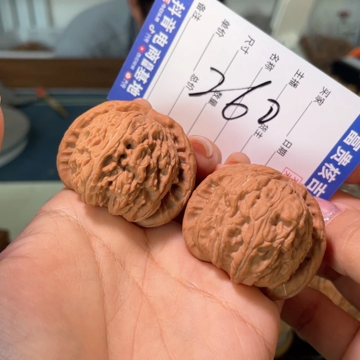 平***奇把件核桃43左右闷白球白白狮子