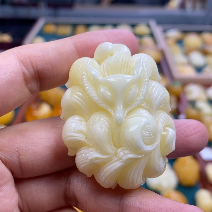 琥珀未镶嵌珠宝奇石16.68白蜡九尾狐吊坠