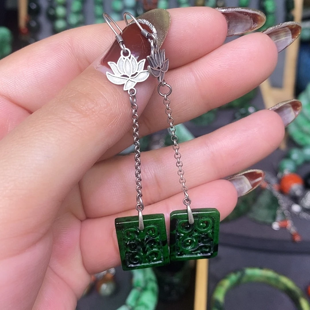 未镶嵌翡翠耳饰漂亮美眉