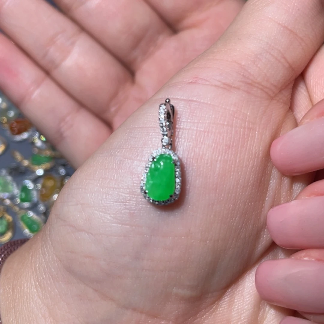 【闪购商品】颈饰18K金镶嵌翡翠