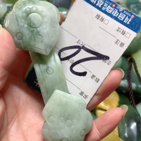 蛇纹石玉手把件未镶嵌虾***爱
