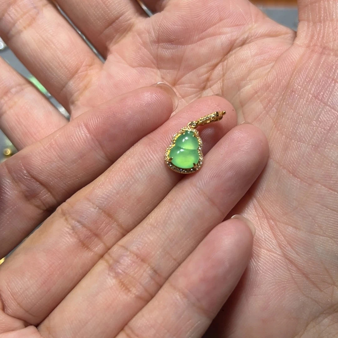翡翠18K金镶嵌颈饰