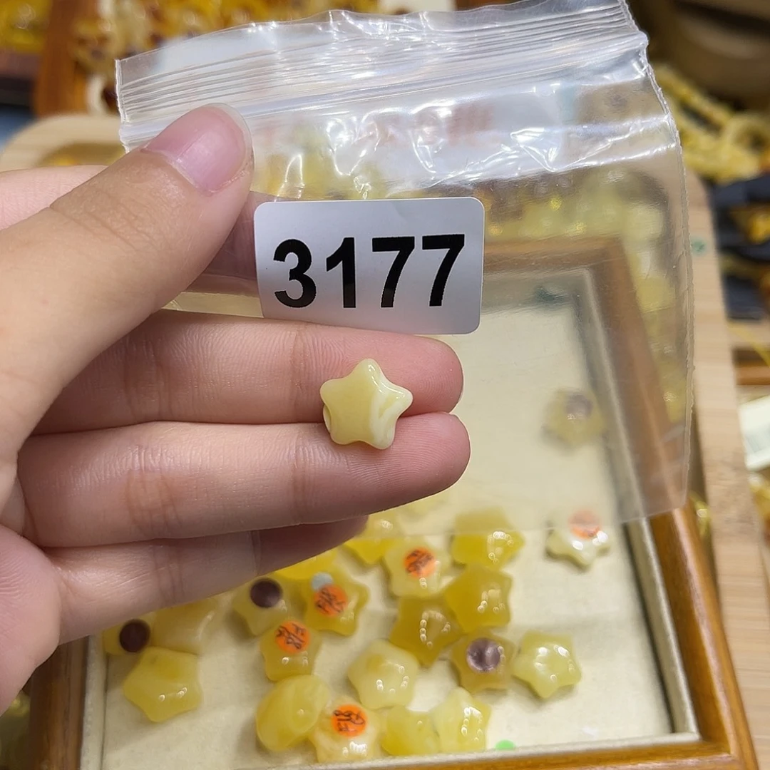 手***吃琥珀未镶嵌珠宝奇石