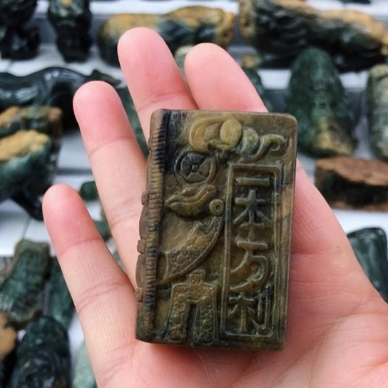 未镶嵌岫岩河磨玉（透闪石质玉）把件