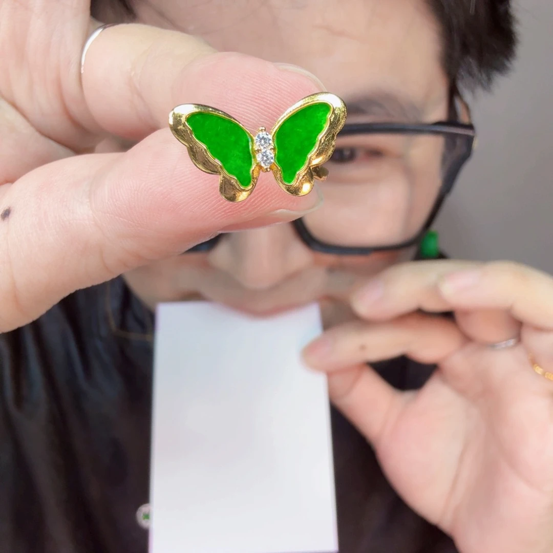 翡翠未镶嵌颈饰一件