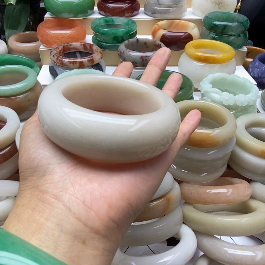 未镶嵌手镯石英质玉（佘太翠）