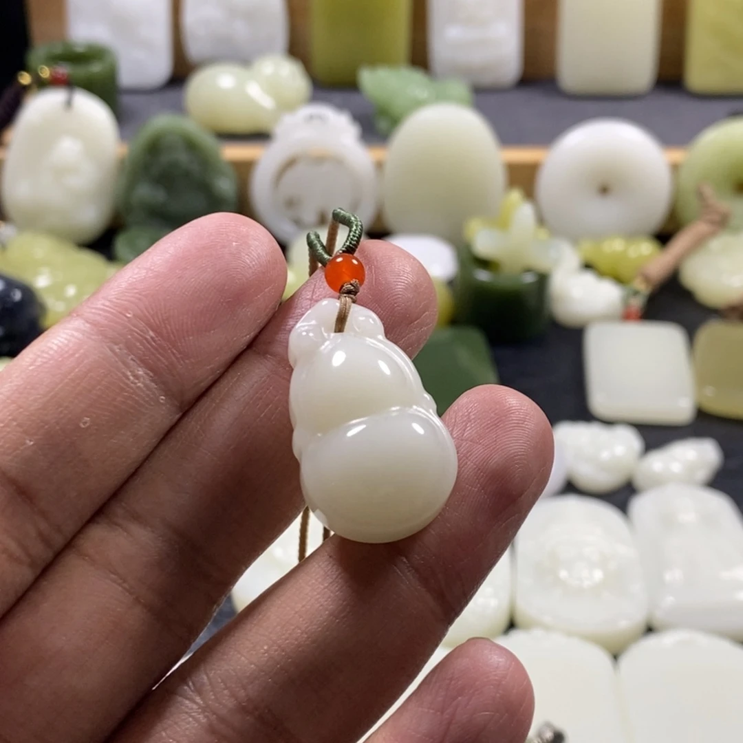 和田玉未镶嵌吊坠(赠链)