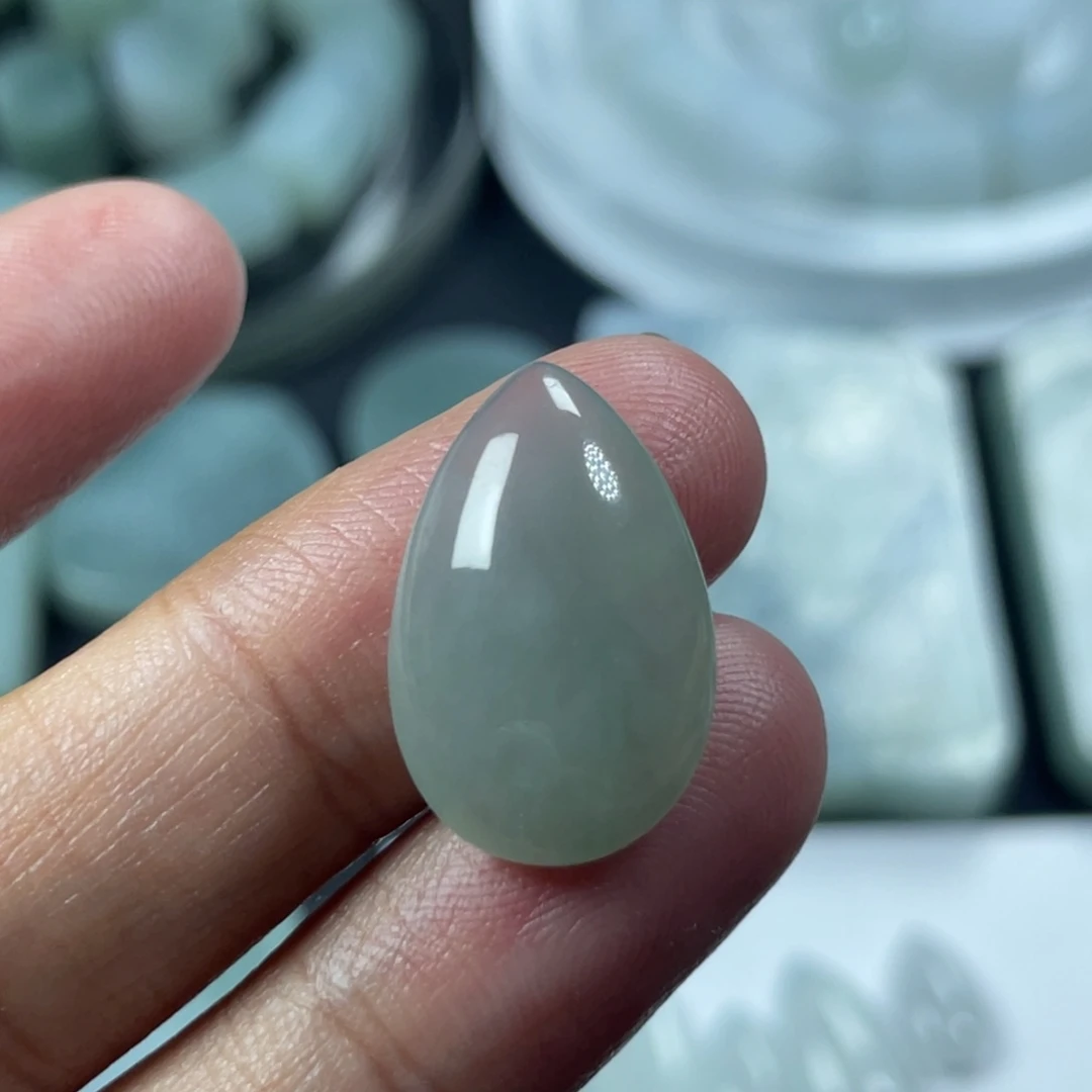 翡翠未镶嵌颈饰水滴