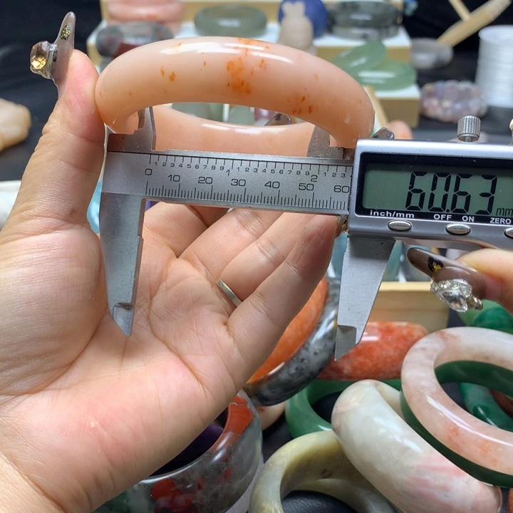 未镶嵌手镯石英质玉