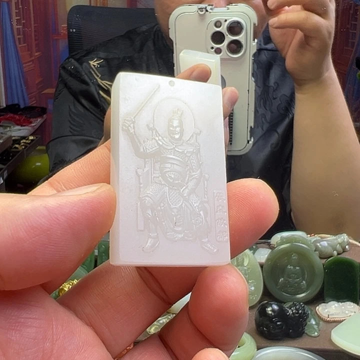 颈饰未镶嵌石英质玉武将