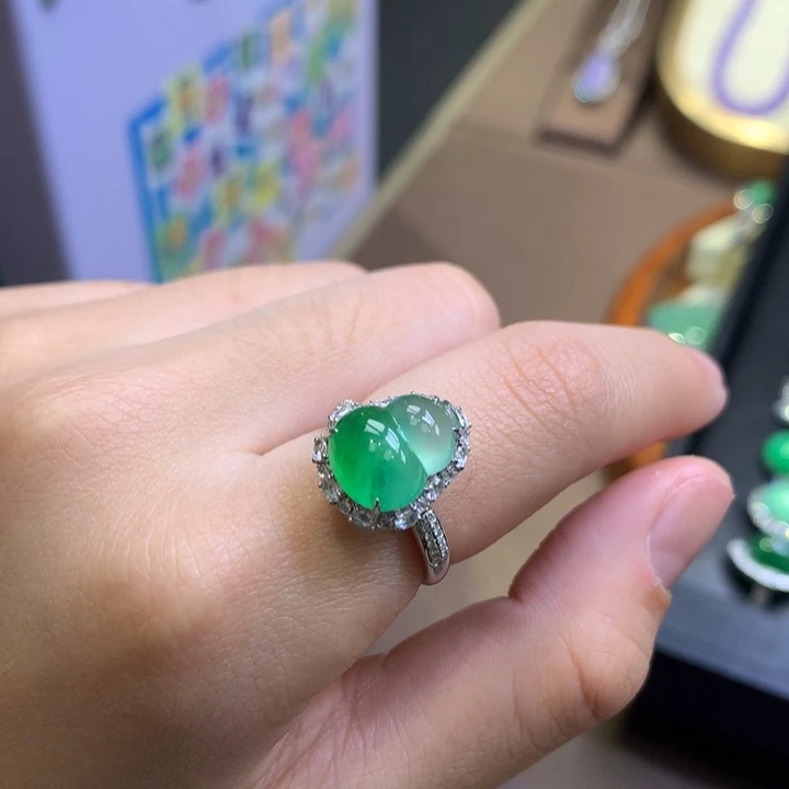 翡翠18K金镶嵌颈饰翡翠