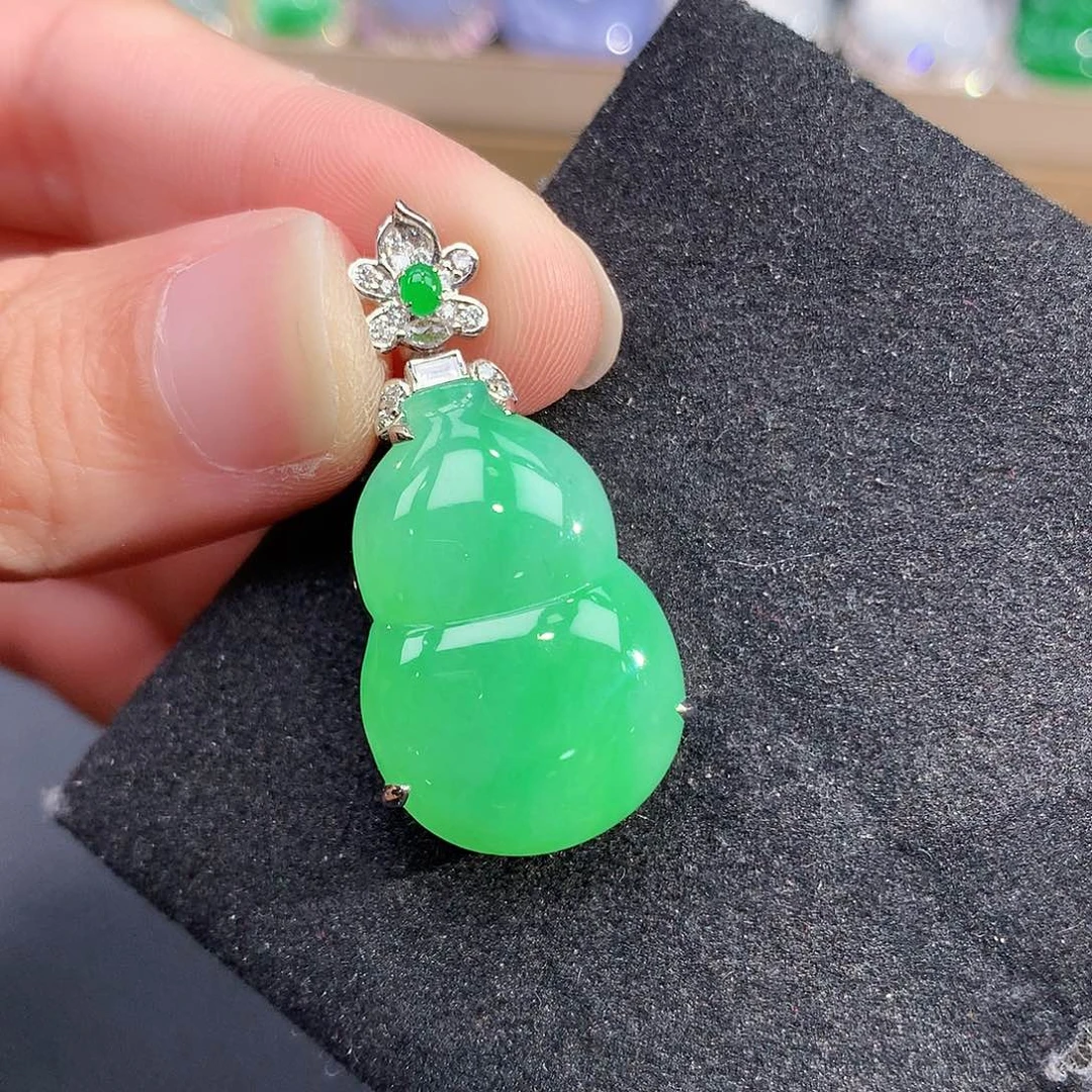 颈饰18K金镶嵌翡翠