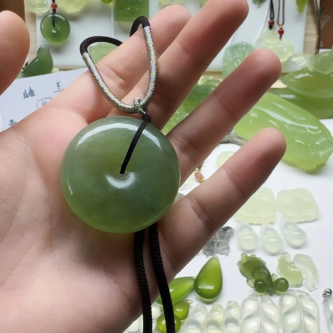 怃***蓿合金蛇纹石玉颈饰