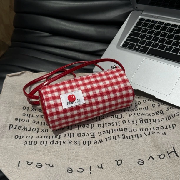 笔筒包！敲可爱格纹苹果笔筒斜挎！