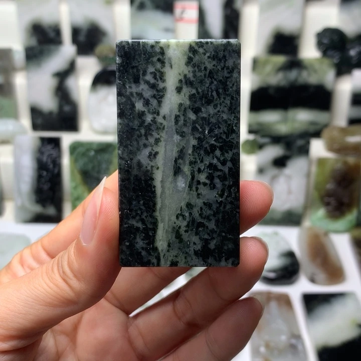 独山玉未镶嵌颈饰