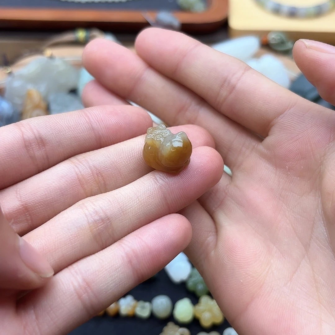 和田玉颈饰未镶嵌小***?