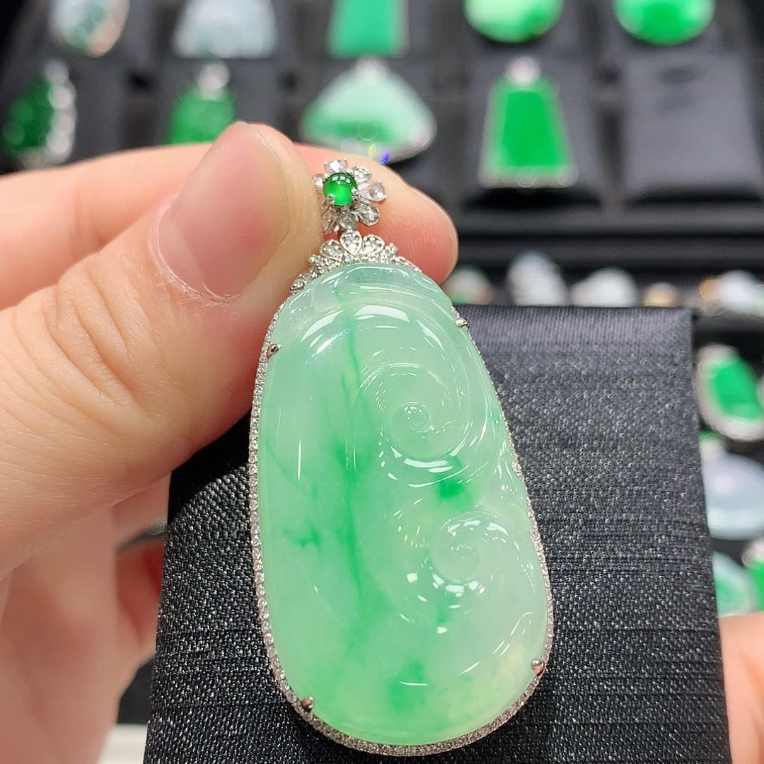 翡翠18K金镶嵌颈饰如意