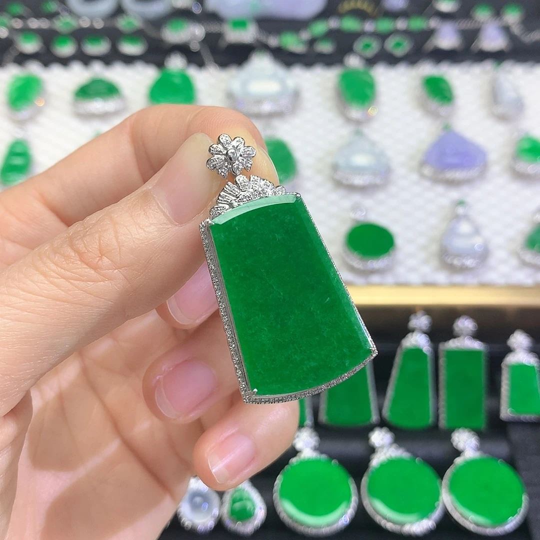 颈饰18K金镶嵌翡翠雪*?吊坠