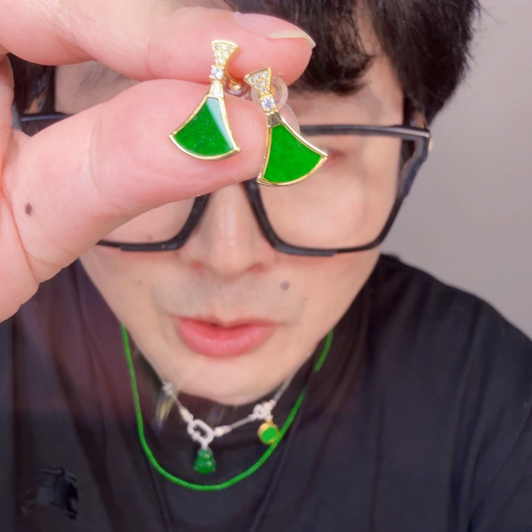 翡翠未镶嵌颈饰一对