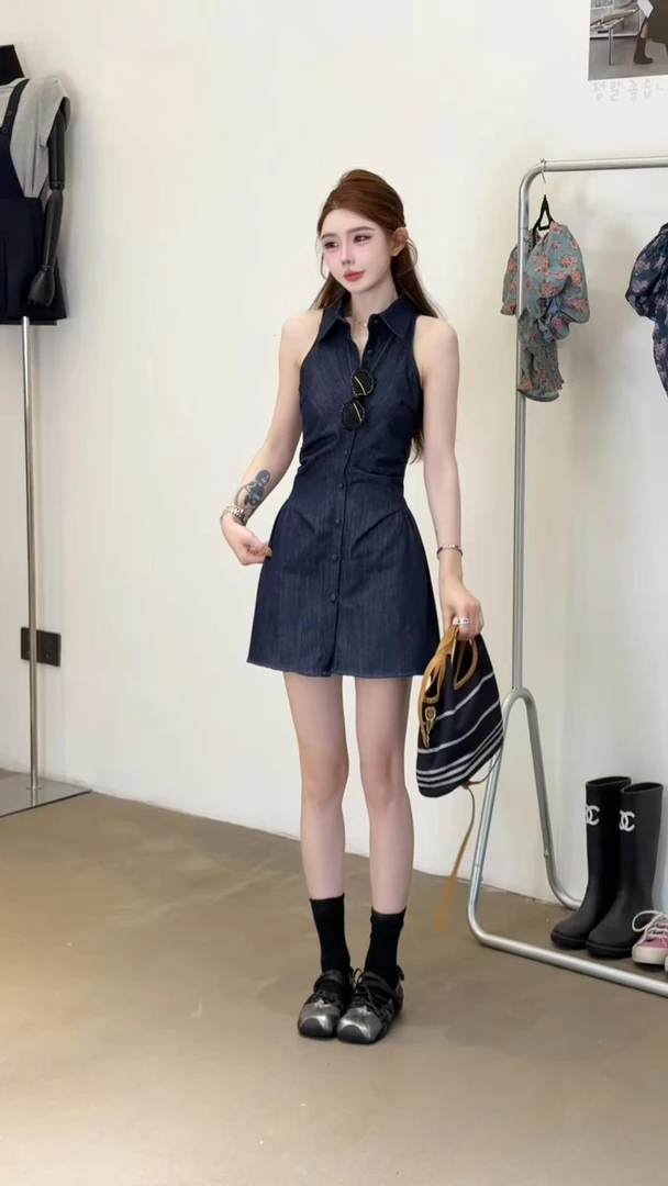 夏季新款牛仔连衣裙女纯欲风POLO翻领系扣褶皱收腰A字无袖短裙子
