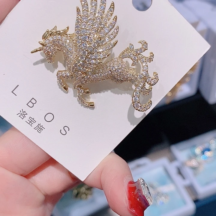 锆石铜合金小飞马胸针