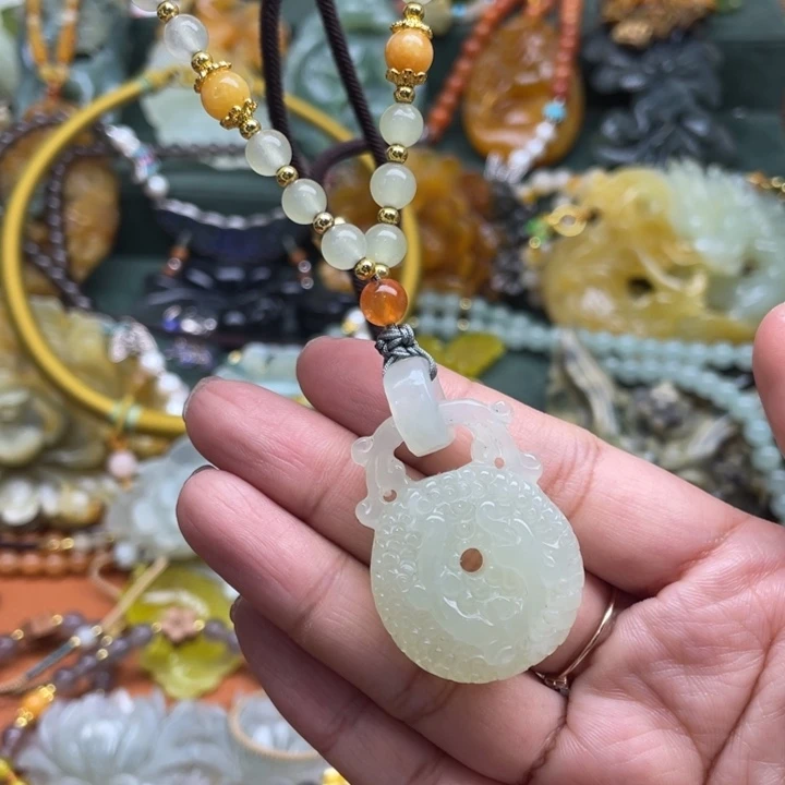 蛇纹石玉未镶嵌吊坠