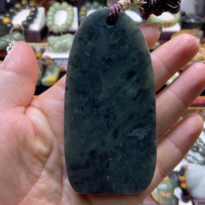 未镶嵌岫岩老玉（透闪石质玉）把件