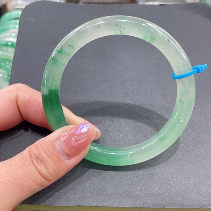 未镶嵌手镯石英质玉