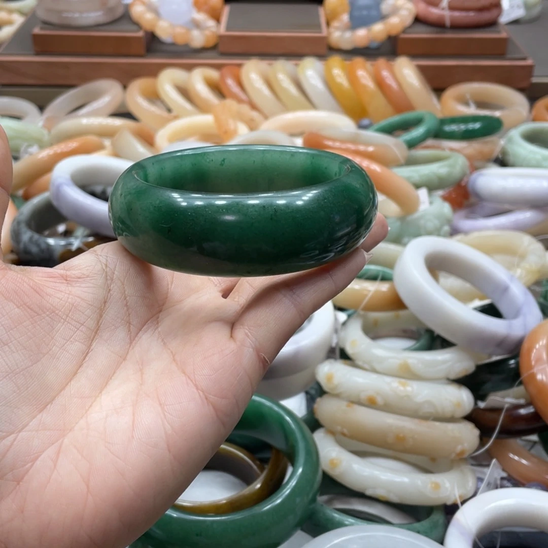 石英岩玉手镯未镶嵌言**?