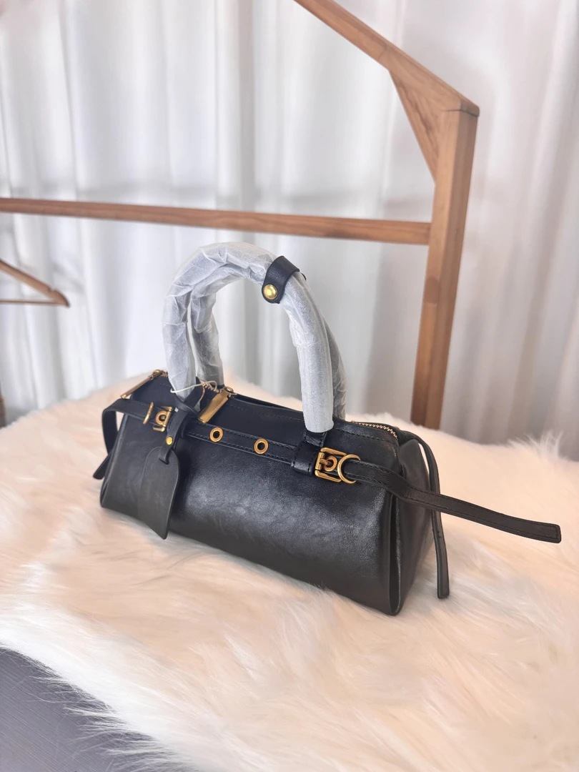 215进口油蜡皮小众极简知性真皮女包腊肠包2025新款