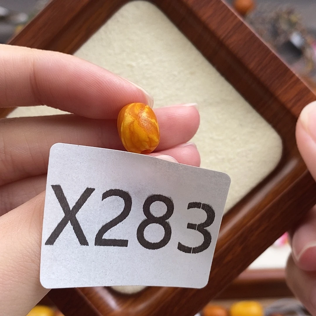 生***了蜜蜡未镶嵌珠宝奇石