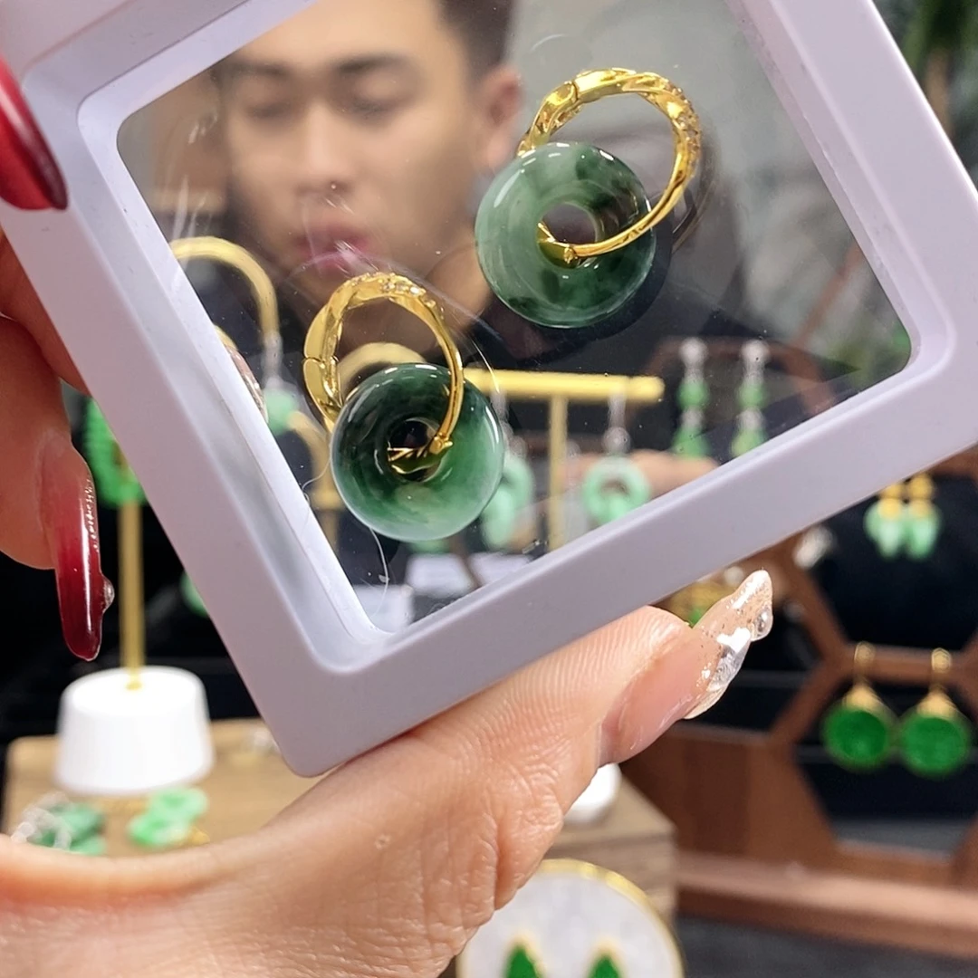 翡翠耳饰未镶嵌翡翠