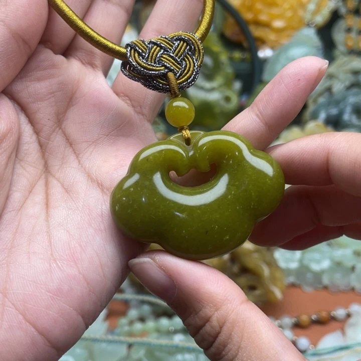 蛇纹石玉吊坠合金