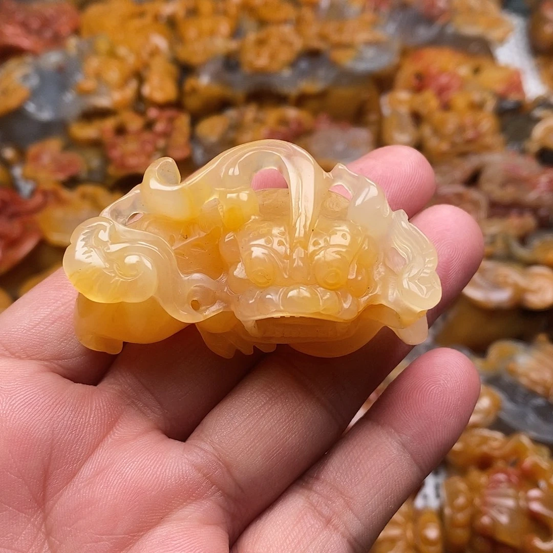 石英质玉（黄龙玉）未镶嵌颈饰
