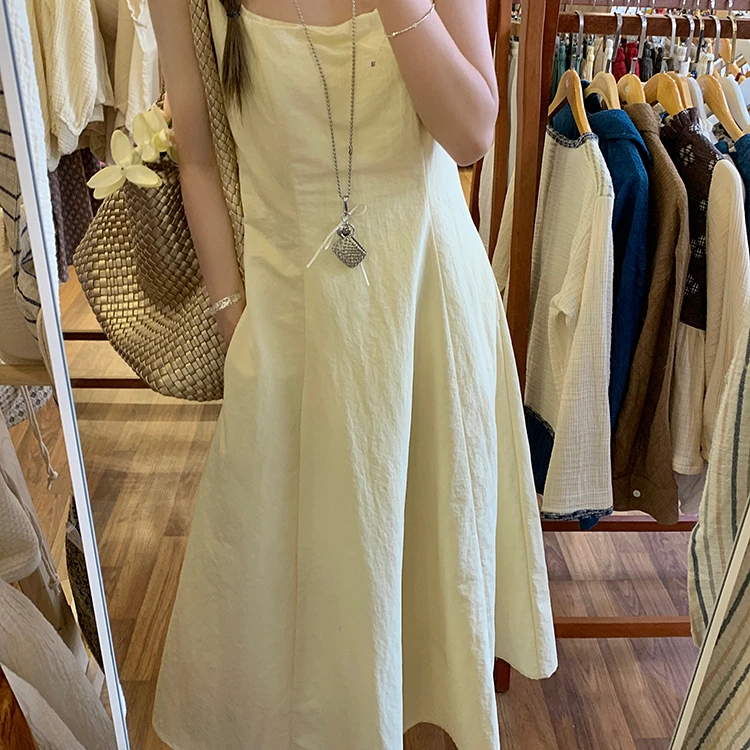 乌77气质小众方领肌理感无袖连衣裙女宽松收腰显瘦a字大裙摆长裙